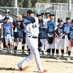 バッティングを披露する岩田幸宏選手。子どもたちから「おお、すげえ」と声が漏れた＝神戸市兵庫区荒田町２