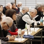 ＫＯＢＥシニア希望塾の開講式で基調講演に耳を傾ける参加者＝湊川神社楠公会館