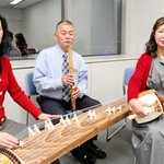 和楽器を手にする名村茂代さん（右端）ら「こうべ邦楽ワークショップ」のメンバー。２３日に訪中する＝神戸市中央区