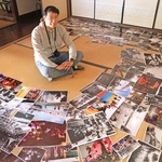 写真仲間とともにベトナムの人の営みに迫った作品群を披露しているジュン・グエン・ハツシバさん＝角野邸