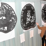 大阪・関西万博のカンボジア館から広陵町自治会の集会所に寄贈された影絵人形＝神戸市北区広陵町