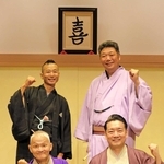 芸歴３０年を迎えた同期の（前列左から反時計回りに）林家竹丸さん、桂よね吉さん、桂三ノ助さん、桂紅雀さん＝神戸新開地・喜楽館