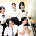 黒板消しが落ちる謎を調べ、映像作品にまとめた放送部員＝御影高校