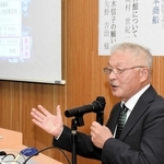 戦時中の民間船について解説する神戸大学名誉教授の矢野吉治さん＝神戸大学深江キャンパス