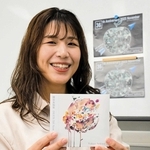 ビッグアップルで演奏を披露する関谷友加里さん＝神戸市中央区東川崎町１