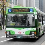 「市民の足」として親しまれる神戸市バス。厳しい経営が続いている＝中央区