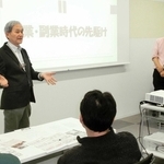 働く悩みを解決するための書店を開いた西沢明文さん（右）と、転職や副業について語る楠木新さん＝神戸市中央区三宮町１