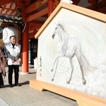 駆ける白馬、争いのない世界に導いて　生田神社に「午」の絵馬奉納　1月末まで境内で披露