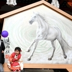 力強い白馬があしらわれた巨大な絵馬。七五三の子どもたちもびっくり＝生田神社