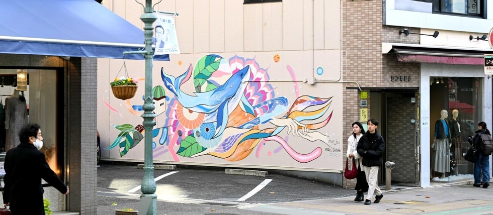 まち発展願い 泳ぐクジラ、市民…トアロードのビルに巨大壁画 須磨出身