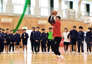 シュートを披露する中西良太さん。リングに入ると生徒から歓声が起こった＝神戸生田中学校