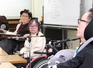 自立した生活を送る大切さについて語り合う山口和俊さん（手前右）と大原佳乃さん（右から２人目）＝神戸市立総合福祉センター