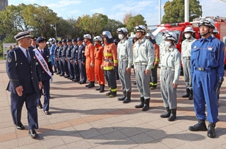 一日警察署長として、服装や装備などを点検する別宗光さん（左手前から２人目）ら＝湊川公園