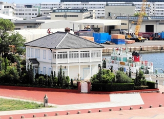 海のすぐそばに立つ「みなと異人館」。船と並ぶ風景は神戸らしい＝中央区港島２、ポートアイランド北公園