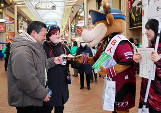 買い物客に人権週間をＰＲするモーヴィ＝神戸元町商店街