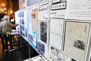 初めての展示となる「廣島特報」などが並んだ「兵庫の『語りつごう戦争』展」＝妙法華院