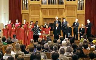 力強い歌声を披露する高倉台コールエコーと高倉台男声合唱団＝啓明学院チャペル