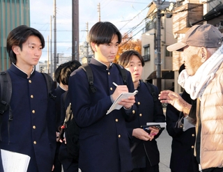 田中保三さん（右端）から阪神・淡路大震災当時の話を聴く甲南高校生＝神戸市長田区御蔵通６