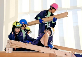 大工の仕事体験をする子ども＝県立兵庫津ミュージアム・ひょうごはじまり館