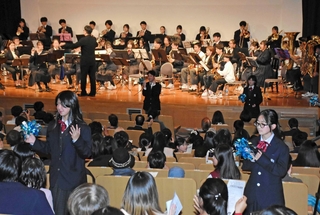 二つの吹奏楽団が腕前を披露した演奏会。客席で盛り上げる楽団員も＝ピフレホール