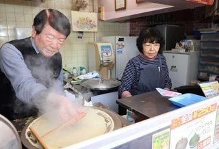 クレープを作る柴田秀夫さんと広子さん夫妻＝神戸市西区学園西町１