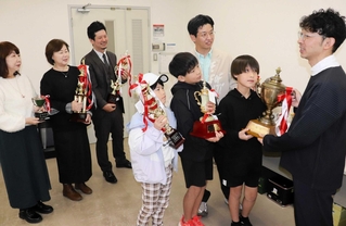 贈呈式で毛利マークの藤井淳史社長（右端）からトロフィーを受け取る各団体の代表者ら＝センタープラザ西館