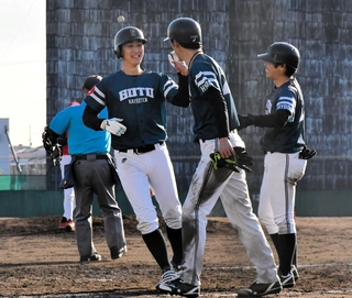 決勝で５回裏に本塁打を放ち、チームメートと喜ぶ後藤回漕店の阿比留拳選手（右から３人目）＝Ｇ７スタジアム神戸