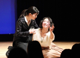 フランス語で迫力あるミュージカルを演じる神戸国際中学・高校の生徒たち＝神戸新聞松方ホール