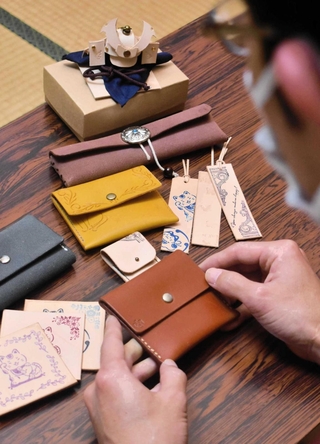 趣味の域を超えたレザークラフト。ひきこもりのときに両親に贈ろうと始めたという＝神戸市長田区東尻池町４