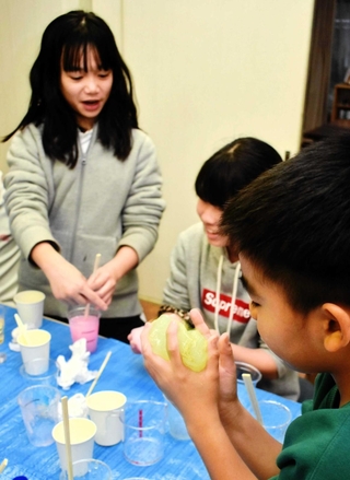 子どもたちに大人気のスライム作り。笑顔があふれ、会話がはずむ＝神戸市長田区東尻池町４