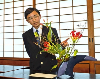 訪れた人たちに作品を説明する福島蒼麻さん＝須磨寺