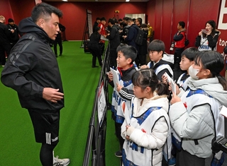 コベルコ神戸スティーラーズの北出卓也選手（左）に質問をする子ども記者ら＝ノエビアスタジアム神戸（撮影・斎藤雅志）