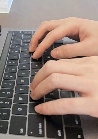 昨夏から１人暮らしを始め、プログラマーとして働く。いまの悩みは休日の過ごし方という＝東京都内（提供）