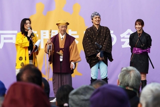 ドラマの撮影秘話を語る武田鉄矢さん（左から２人目）ら＝神戸市中央区楠町４