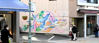 トアロードのビル壁に完成したカラフルな壁画＝中央区北長狭通２