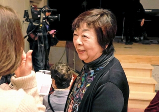 息子の名を冠した音楽会を開き、参加者と言葉を交わす加藤りつこさん＝西宮市羽衣町