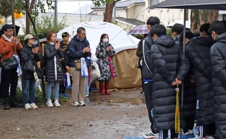 レースを終えた選手に拍手を送る保護者ら＝京都市右京区西京極新明町