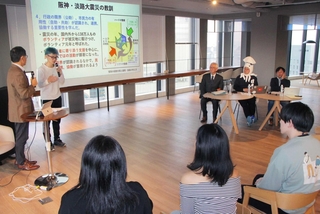 阪神・淡路大震災の教訓などをテーマに大学生と専門家らが意見を交わしたシンポジウム＝アンカー神戸