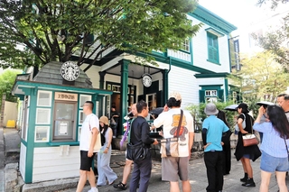 多くの人でにぎわう異人館街のスターバックスコーヒー＝神戸市中央区北野町３