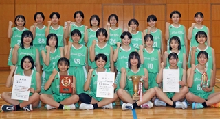ジュニアウインターカップ県予選で優勝し、全国大会出場を決めた「Ｕ１５ＮｏｒｔｈＷａｖｅ」＝神戸市北区有野町二郎、北神戸田園スポーツ公園