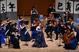 弦楽器の美しいハーモニーを奏でる演奏者ら＝神戸新聞松方ホール（撮影・斎藤雅志）