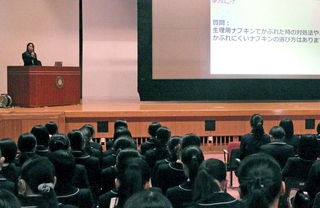 「デリケートゾーン」という言葉を生んだ小林製薬の出張授業＝親和女子高校