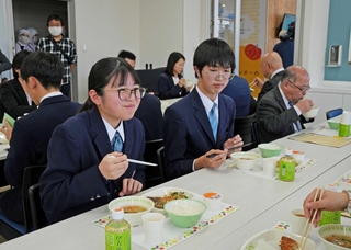 試食会で温かい給食を楽しむ鈴蘭台中学校の生徒ら＝神戸市西区美津が丘７