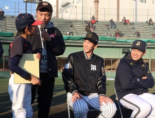 小学生から質問される今朝丸裕喜選手（右から２人目）ら＝神戸市須磨区弥栄台５、Ｇ７スタジアム神戸