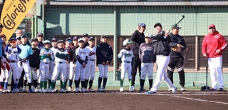 バッティングを披露する今朝丸裕喜選手（右から３人目）ら＝神戸市須磨区弥栄台５、Ｇ７スタジアム神戸