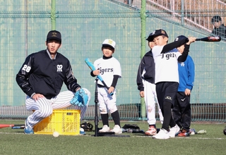 小学生のバッティングを見守る今朝丸裕喜選手（左端）ら＝Ｇ７スタジアム神戸