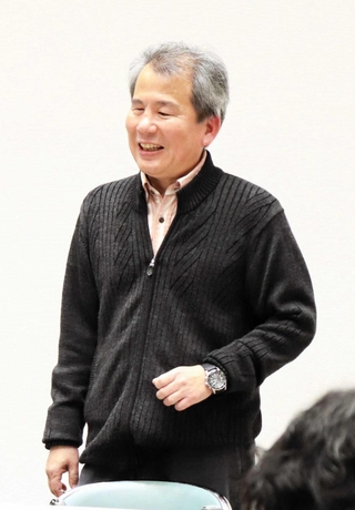 自身の経験をもとに多様性などについて語る国立民族学博物館教授の広瀬浩二郎さん＝こうべまちづくり会館