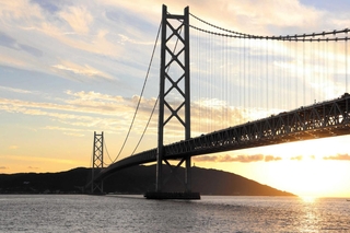 神戸から望む淡路島。瀬戸内海に架かる明石海峡大橋が夕焼けに映える＝神戸市垂水区東舞子町