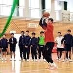 「自分のペースで夢探そう」　ストークス元選手の中西さんら、神戸生田中学で交流