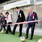 出張所の開設をキックオフで祝う関係者ら＝神戸市東灘区向洋町中